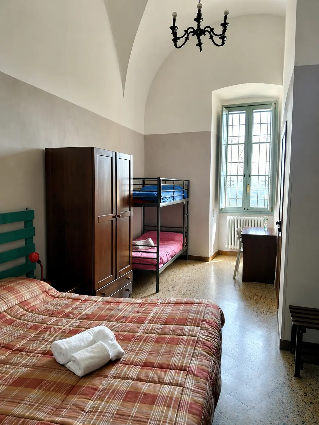 Camera familiare con letto matrimoniale e letto a castello sotto volte a crociera