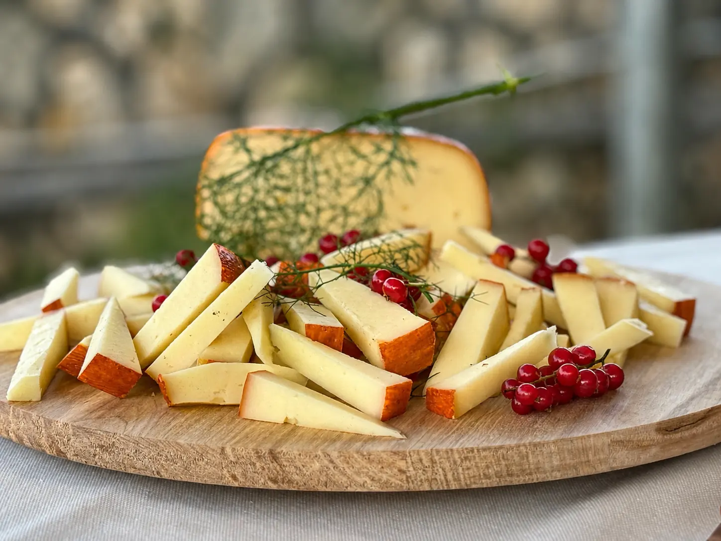 Tagliere di formaggi con miele e ribes servito a Hortus 74