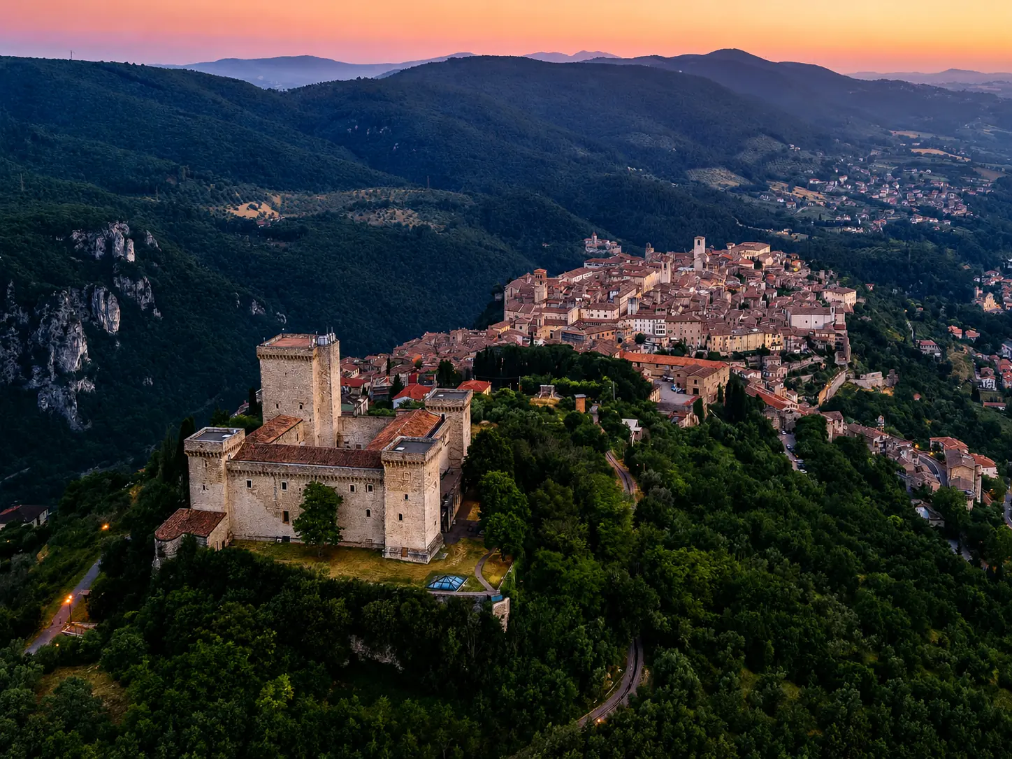 Veduta aerea di Narni al tramonto con la Rocca Albornoz e il centro storico