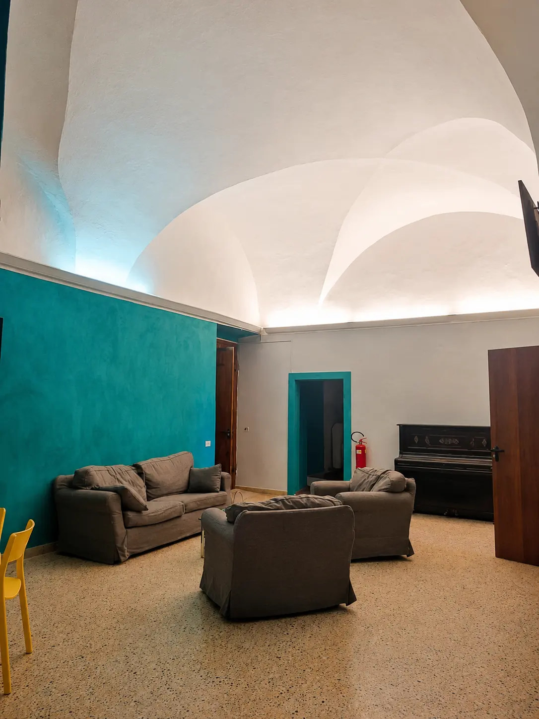 Sala comune di Domus Narnia con volte a crociera originali dell'ex convento