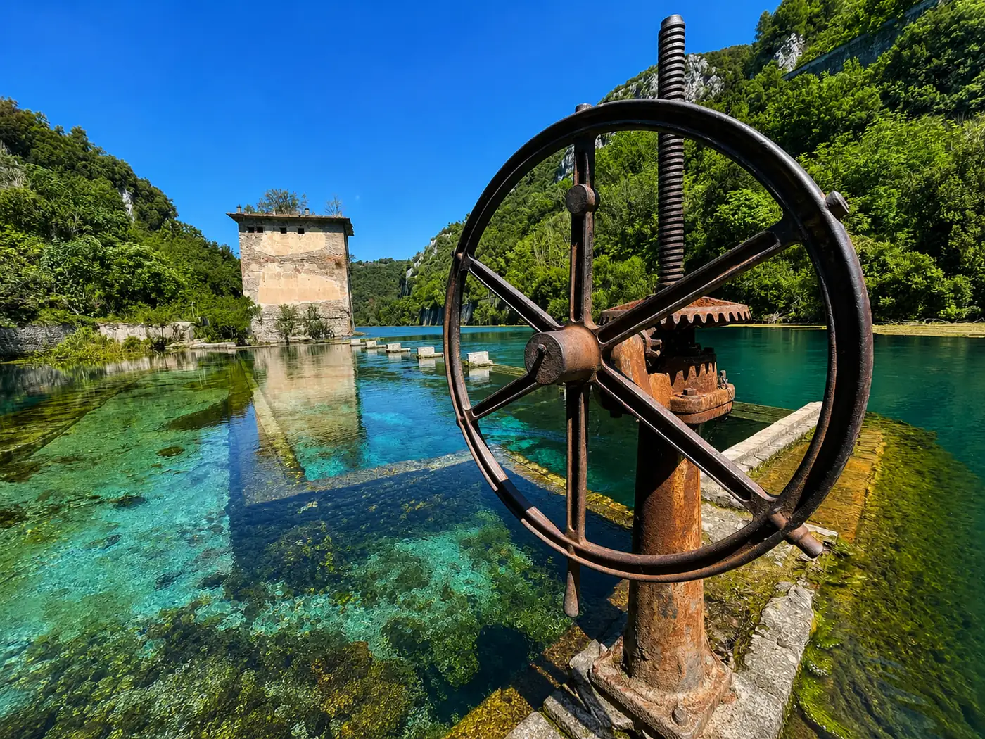 Le acque turchesi del fiume Nera a Stifone con l'antica ruota idraulica